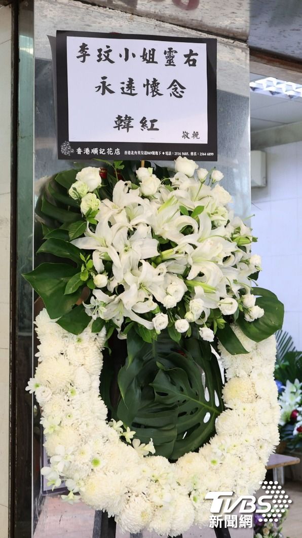 韓紅送上花籃。(圖/趙世平攝)
