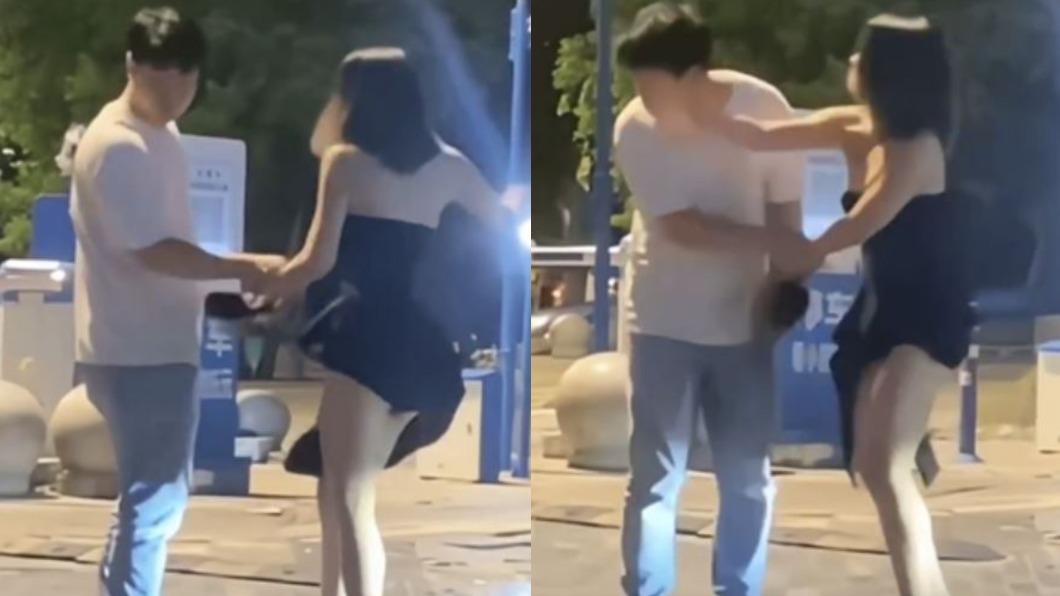 儘管女友狂甩巴掌,但男友竟不動如山、呆在原地挨打。(圖/翻攝自微博)