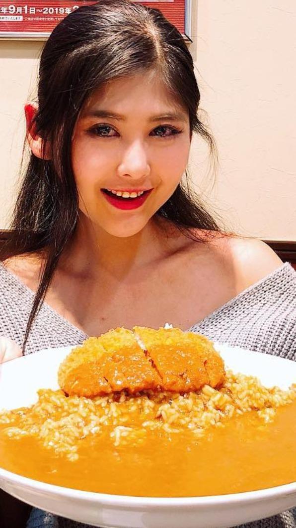 高橋知成生前罹患厭食症,為了拍攝依舊吃大份量食物。(圖/高橋知成IG)