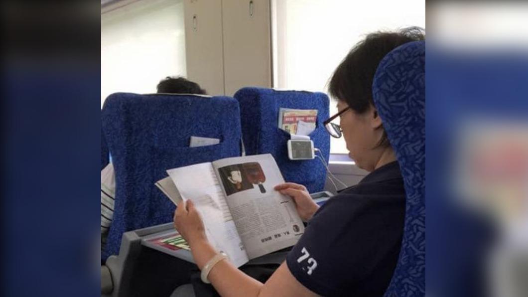 網友點出該名婦人閱讀的方式有助於訓練大腦,也有人表示可能正在逆向思考。(圖/翻攝自路上觀察學院)