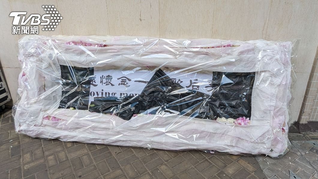 李玟的輓額送抵香港殯儀館。(圖/趙世平攝)