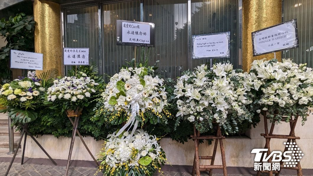 星友的致哀花籃陸續送抵李玟告別式現場。(圖/趙世平攝)