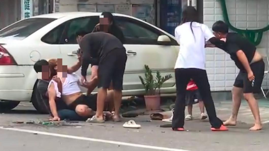 桃園酒醉男脫序暴走!4友勸不住爆拉扯 當街上演全武行