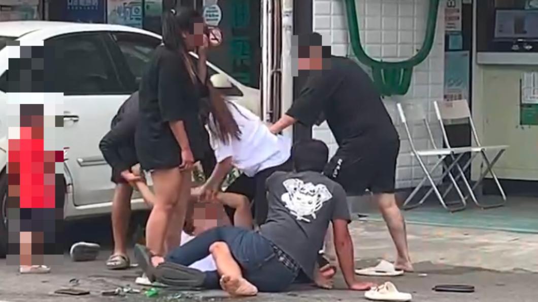 楊男直接躺在地上「盧起來」。（圖／翻攝自翻攝lLINE群行車記錄器）