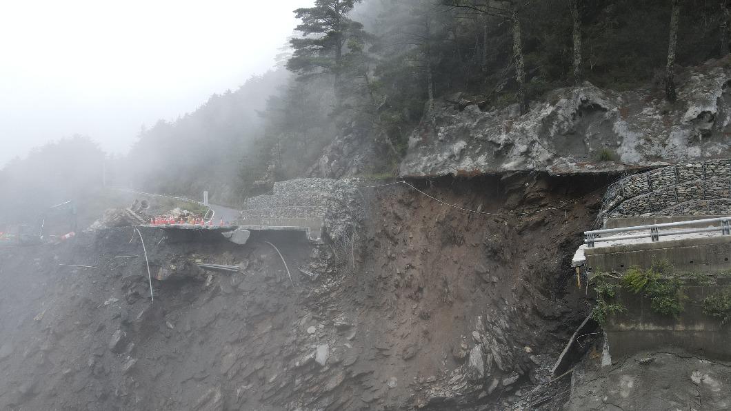 南橫公路路斷 路基坍塌流失(圖/關山工務段提供)