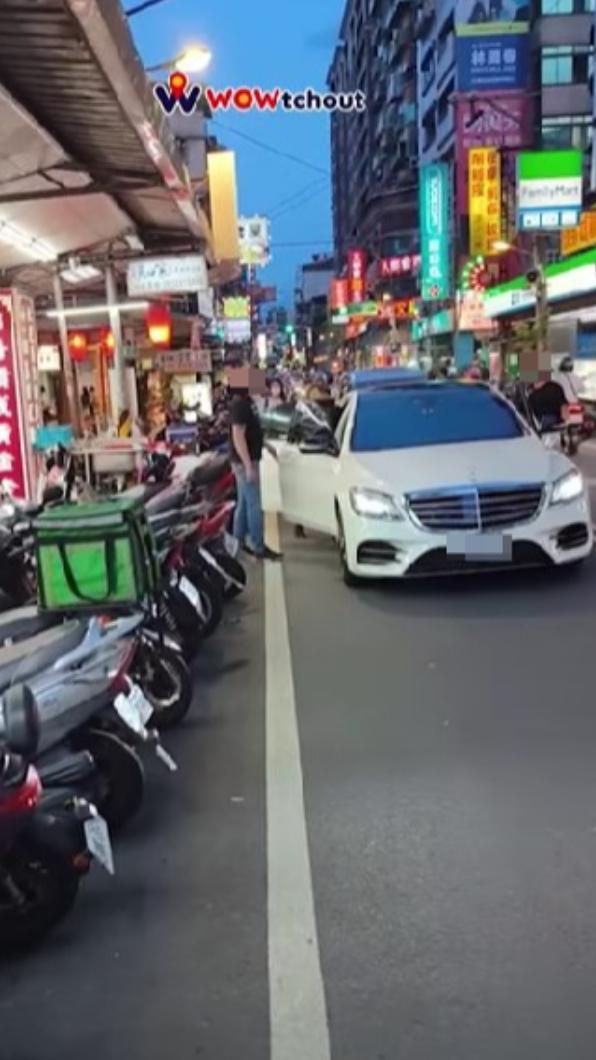 民眾拍下賓士違停,反遭對方嗆聲。(圖/翻攝自WoWtchout-地圖型行車影像分享平台)