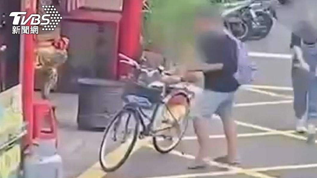 竊賊得手後騎單車逃逸。(圖/TVBS)