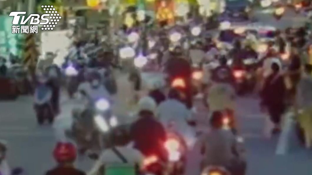 因賓士違停一度造成後方車流雍塞。(圖/TVBS)