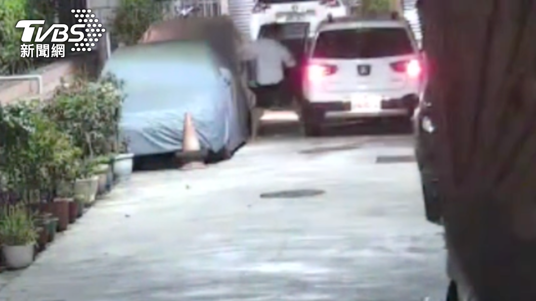嫌犯開車逃逸躲進巷弄內。(圖/TVBS)