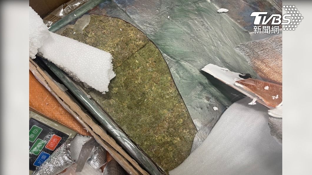 販毒集團將大麻花藏於藝術品壁畫中。(圖/TVBS)