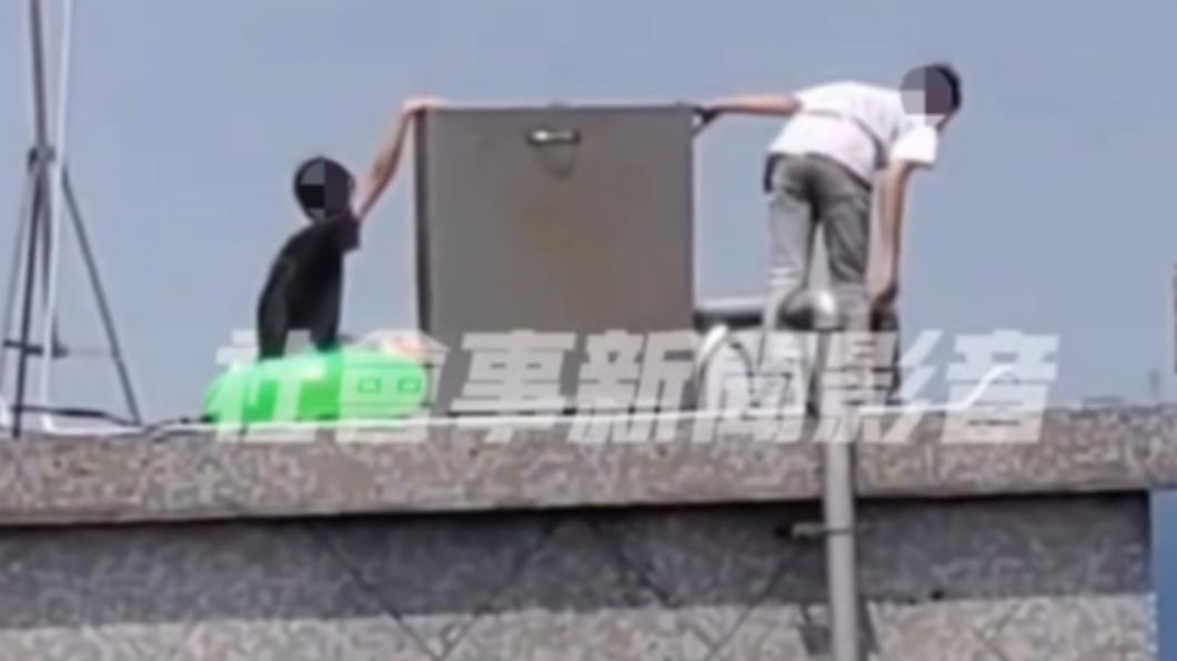 少年潛入社區水塔。(圖/翻攝自社會事新聞影音)