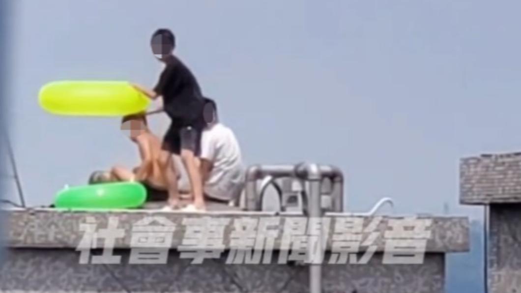 三人還自備游泳圈。(圖/翻攝自社會事新聞影音)