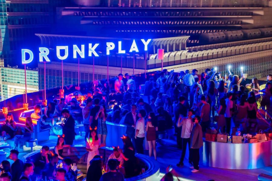 ATT4FUN的夜娛生活大集結,只要在Drunk Play出示ATT會員,就送精選調酒1杯。(圖/ATT 4 FUN提供)