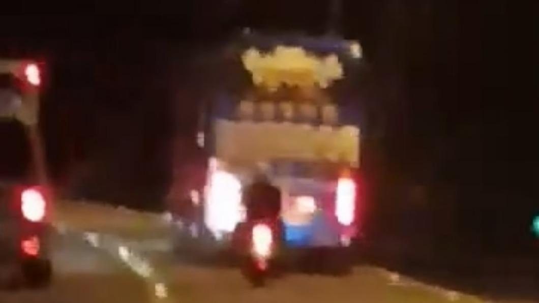 員警追上國道。(圖/翻攝Facebook爆料公社)