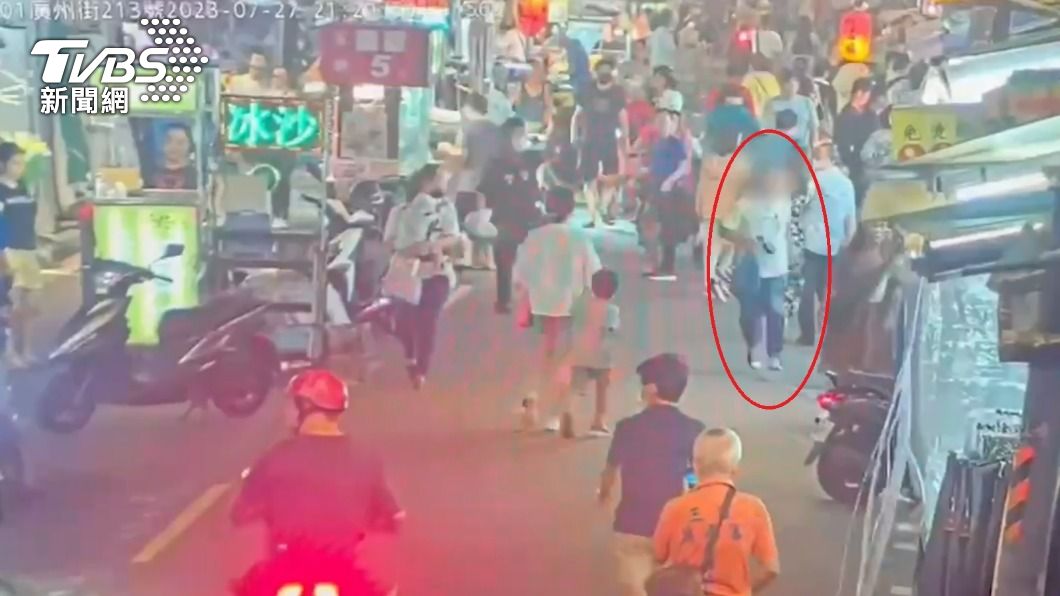 卓男參拜完後悠哉逛夜市,不料卻遇到巡邏警員,嚇得他拔腿狂奔。(圖/TVBS)