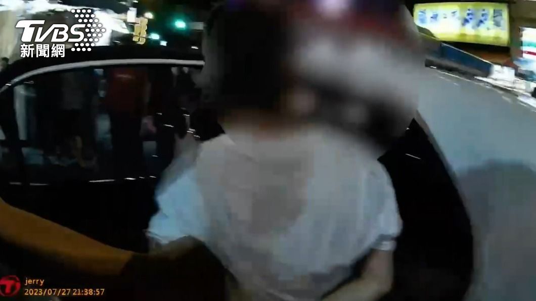 卓男被警方上銬帶回偵辦,訊後解送地檢署。(圖/TVBS)
