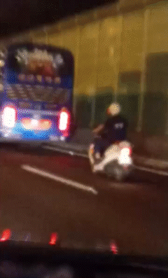 遊覽車事故後開上國道,員警騎機車在後方追。(圖/翻攝Facebook爆料公社)