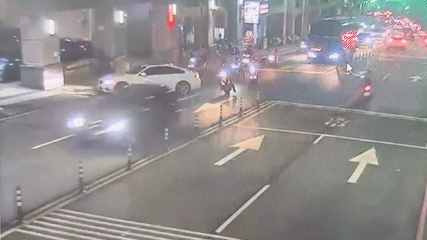 遊覽車和轎車發生車禍。(圖/TVBS)