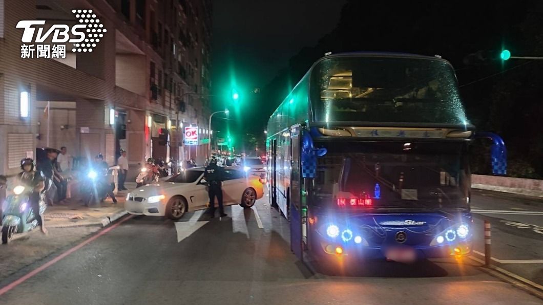 警方考量事故現場路幅狹窄,才要求駕駛迴轉到派出所做酒測。(圖/TVBS)