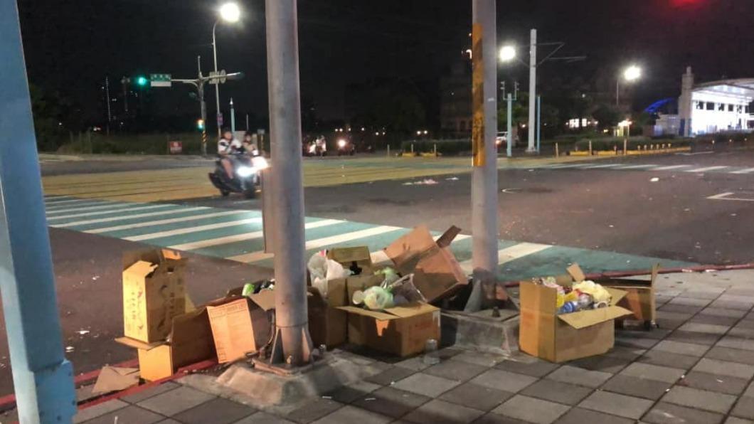 遶境隊伍留下大批垃圾。(圖/翻攝Facebook細說淡水)