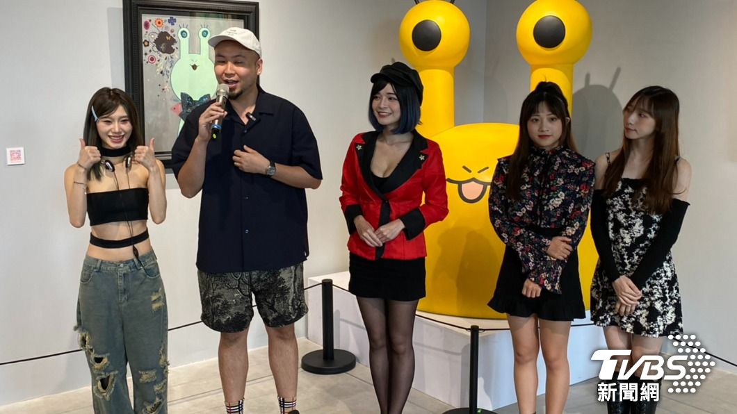 郭鬼鬼(左3)力挺藝術展。(圖/林彥君攝)