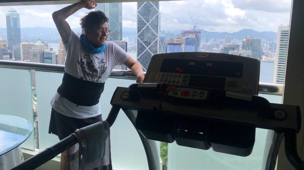 譚詠麟曬運動照意外曝光私人豪宅,美景盡收眼底。(圖/翻攝自譚詠麟微博)