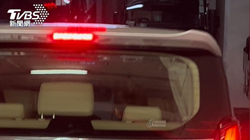 李思林搭乘一台黑色箱型車後座現身。（圖／劉建偉攝）