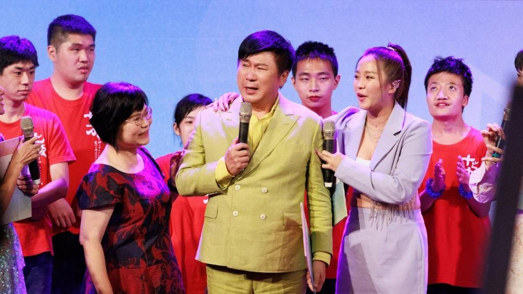 胡瓜看到募款金額感動不已。（圖／十方啟能中心提供）
