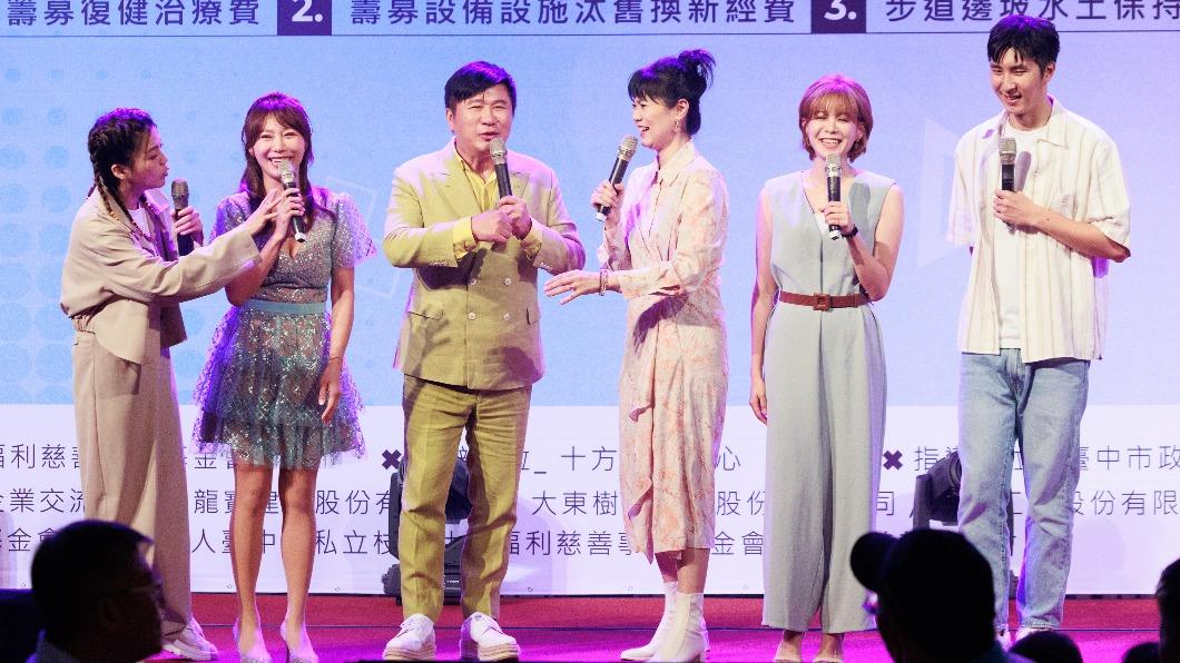 葉欣眉（左起）、佩甄、胡瓜、曹雅雯、林柏妤和胡釋安出席餐會。（圖／十方啟能中心提供）