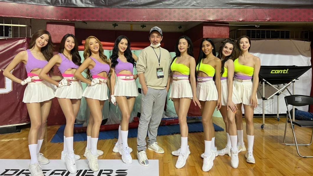 李進良投資的「LuxyGirls」 擔任代表隊啦啦隊。(圖/LuxyGirls提供)