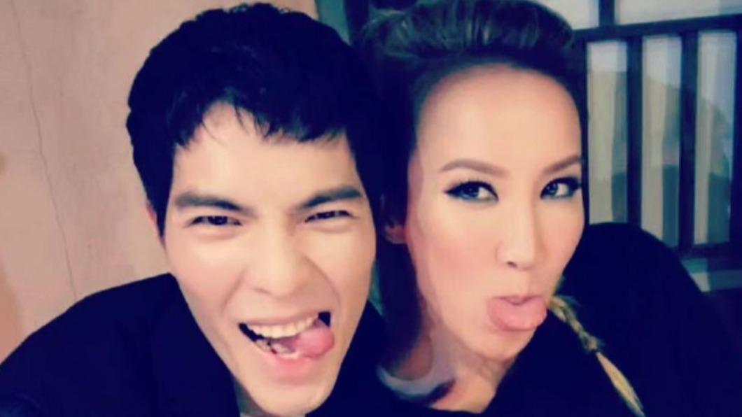 蕭敬騰和李玟交情極佳,還曾一起拍鬼臉合照。(圖/翻攝自蕭敬騰臉書)
