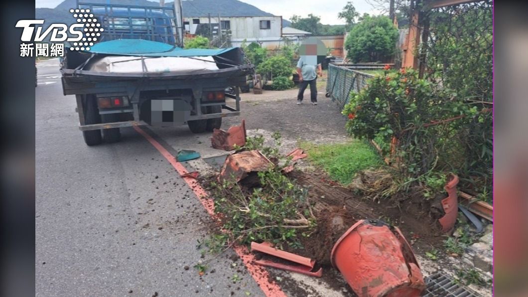 驚險!舊疾復發踩不了煞車 男駕大貨車沿路擦撞護欄、店家