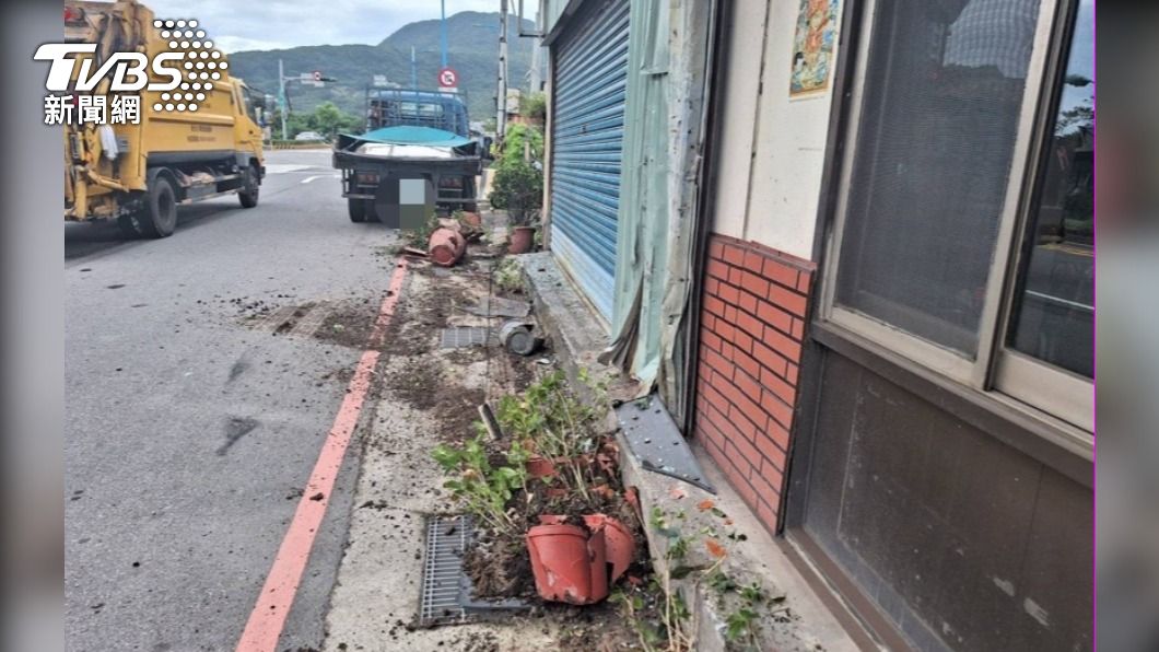 大貨車擦撞護欄、店家,現場一片狼藉。(圖/TVBS)