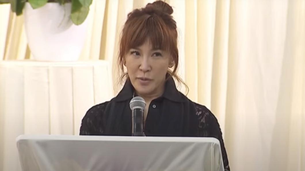 李玟二姊李思林上台致詞。(圖/翻攝自Nancy Lee YouTube)