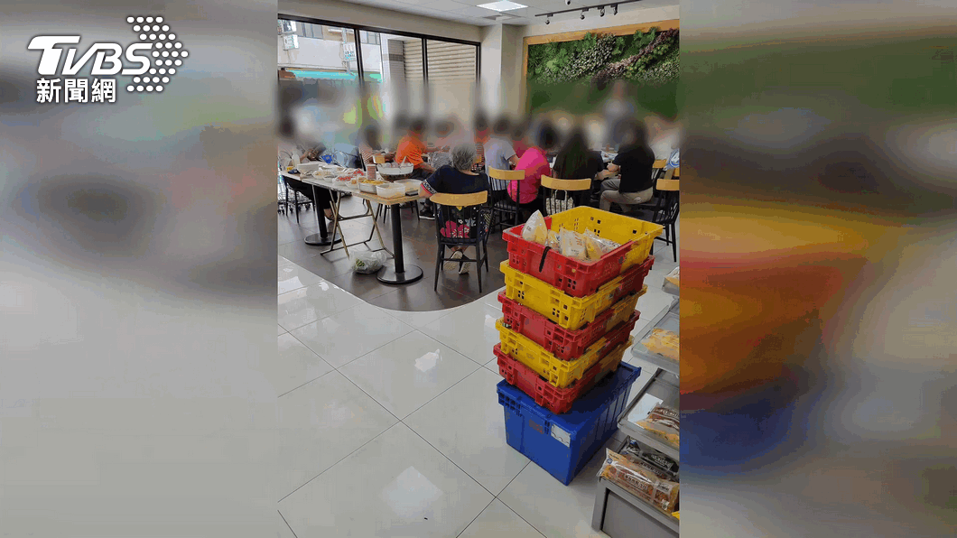 超商當自己家！逾20人占內用區「協會開會」　自備水果甜點