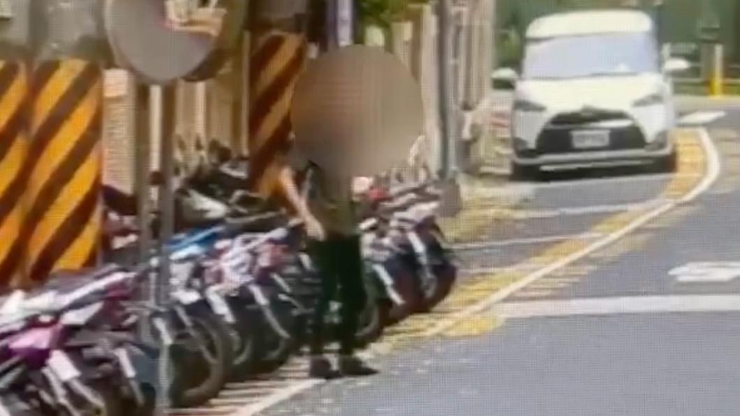 前警職翁男因積欠賭債，竟知法犯法當起詐騙車手。（圖／TVBS）