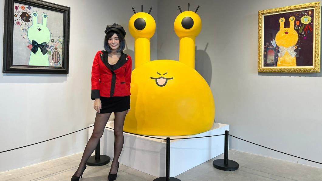 郭鬼鬼參觀藝術展覽。(圖/蟬鳴2023提供)