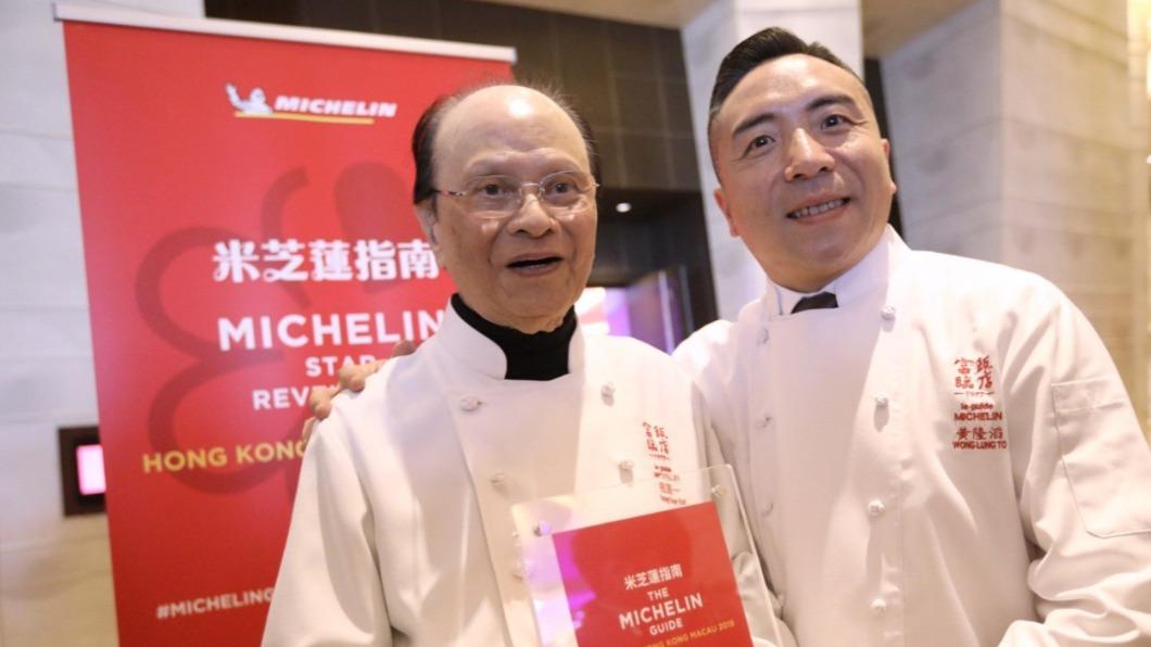 「阿一鮑魚」楊貫一（左）、徒弟及富臨飯店副行政總廚黃隆滔（右）合照。（圖／香港01）