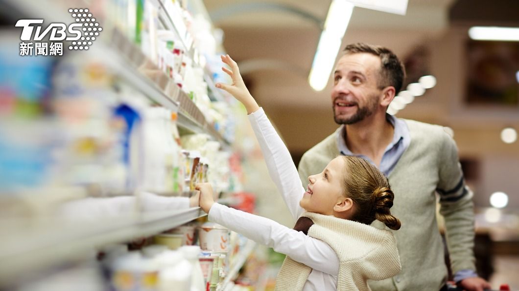 有網友對於挑鮮奶有效日期感到不以為然。（示意圖，非當事人／shutterstock達志影像）