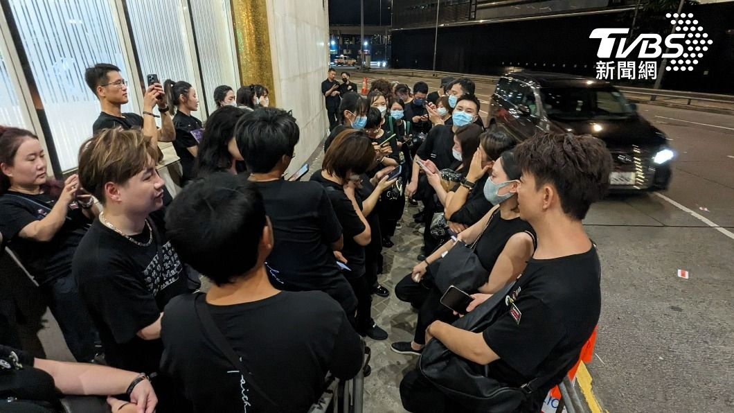 香港直擊／公祭後不離開！李玟粉絲聚集「做這事」　淚崩：她會回來