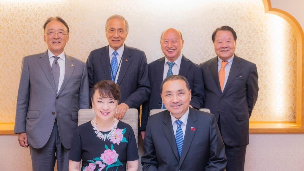 侯友宜曝訪日隱藏行程 與翁倩玉相見歡、王貞治確診改通電話