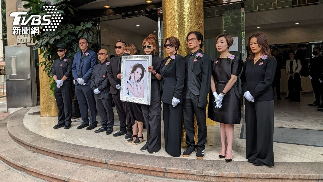 李玟大姊、二姊捧李玟遺照悲痛合影。(圖/趙世平攝)