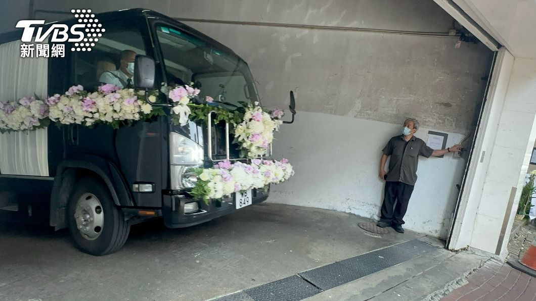 載著李玟的靈車。(圖／劉建偉攝）