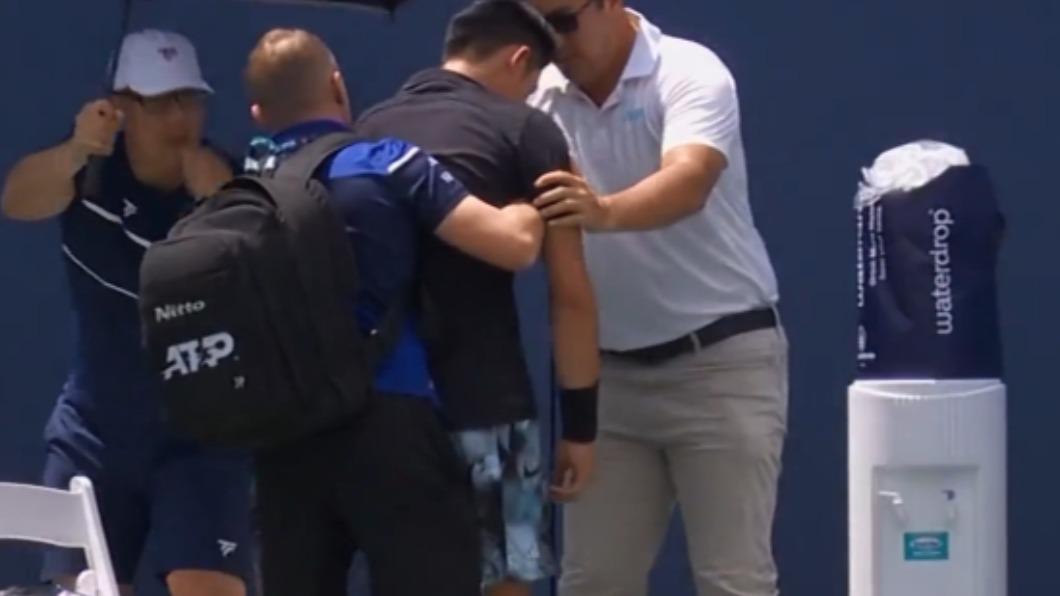 救護員及裁判攙扶吳易昺起身。（圖／翻攝自Tennis TV 推特 @TennisTV）