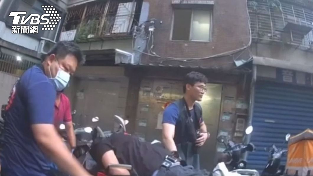 險象環生!內湖女喝醉站5樓屋簷鬧脾氣 警消及時阻憾事