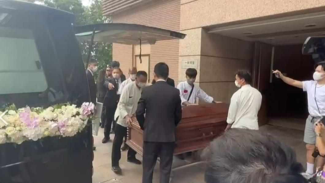 李玟的棺木順利抵達火葬場。(圖/讀者提供)