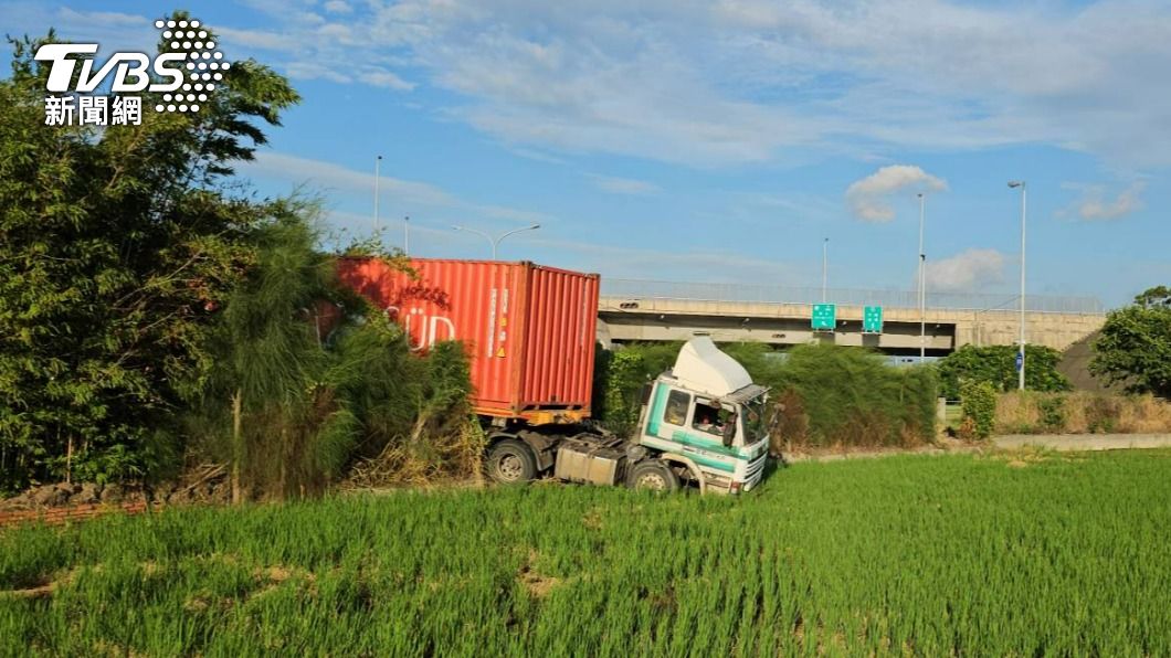 疑煞車不及!曳引車下匝道暴衝對向 車頭慘卡農田「吃草」