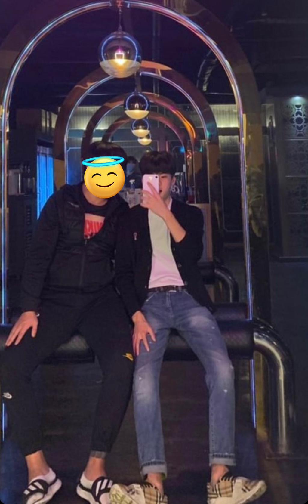 Sohee出入獵豔酒吧的照片曝光,當時他可能尚未成年。(圖/翻攝自韓網)