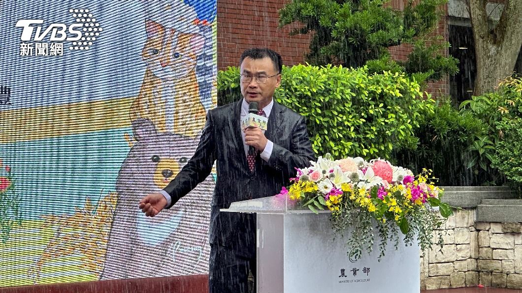 農業部成立突降大雨 陳吉仲「霸氣不撐傘」致詞全身濕透