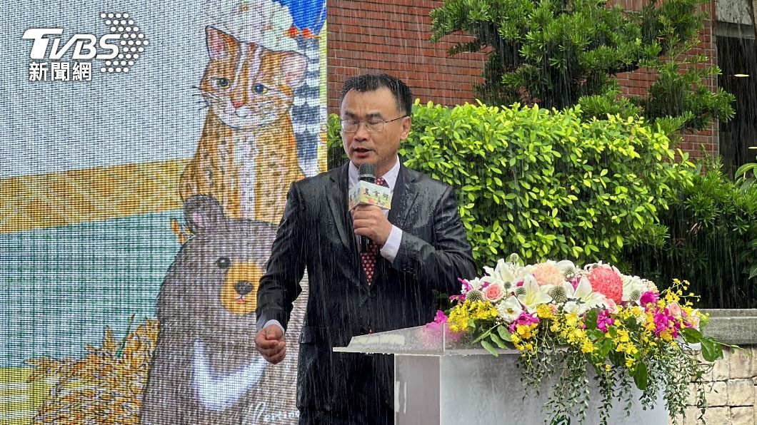 陳吉仲在大雨中致詞。(圖/呂欣芷攝)